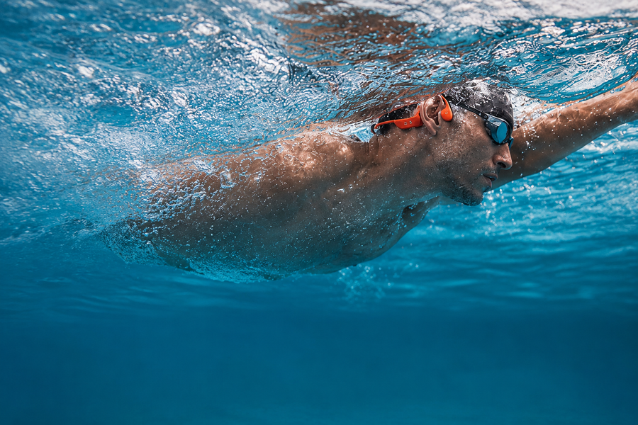 Nageur portant un casque à conduction osseuse Shokz OpenSwim Pro